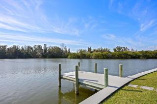 Luxury Beachside 4BR 3BA Waterfront Home - 5