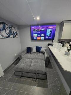 2BR Lower Garden-Level Apt 20min - 2