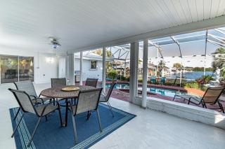 Cozy Riverfront Home with Pool - Indianola - 7