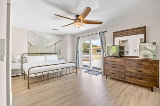 Beach Getaway Townhome Walk to Beach & Downtown - Cocoa Beach - 7