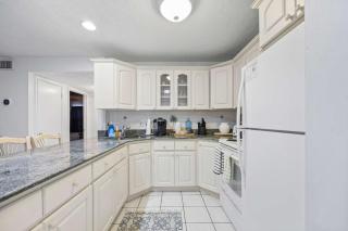 The Diplomat- 2 Bed Condo-3 Minute Walk to Beach - 9