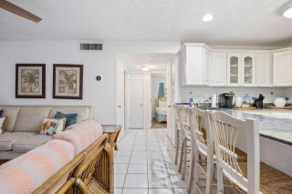 The Diplomat- 2 Bed Condo-3 Minute Walk to Beach - 4