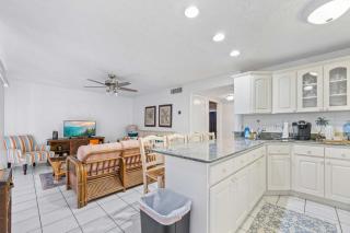 The Diplomat- 2 Bed Condo-3 Minute Walk to Beach - 2