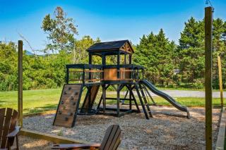 Location-HotTub-Theater-Playground-Arcade - 9