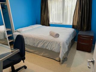 Sleepout with separate pantry and own bathroom - 7