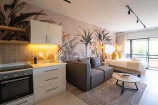 Cozy Luxe Retreat Stylish 2 Sleeper Apartment - 9