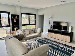 Quite and large 2 bedroom - Sleeps 6 - 2 bathrooms - 9