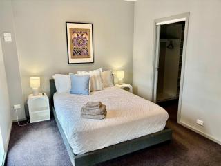 Quite and large 2 bedroom - Sleeps 6 - 2 bathrooms - 8