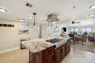 Elegant spacious beachfront, free seasonal beach service, huge lanai - 4