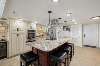 Elegant spacious beachfront, free seasonal beach service, huge lanai - 5