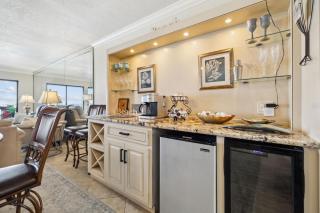 Elegant spacious beachfront, free seasonal beach service, huge lanai - 2