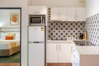 2BR Ground-Floor Gem, Walk to Everything, 2 Pools - 3