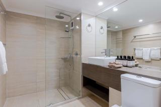 2BR Ground-Floor Gem, Walk to Everything, 2 Pools - 2