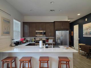 Luxe Phoenix Getaway Near All Essential Amenities & Mountain Views - 1