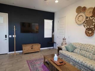Luxe Phoenix Getaway Near All Essential Amenities & Mountain Views - 8