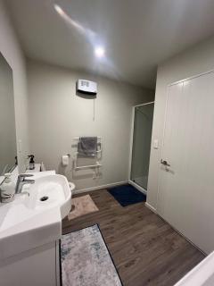 Central City Cozy Queen Room - 5