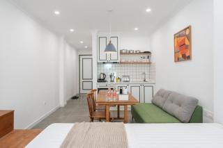 BRAND NEW Modern Style Studio - 4