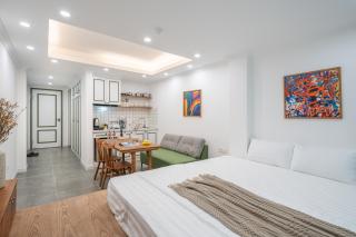 BRAND NEW Modern Style Studio - 0