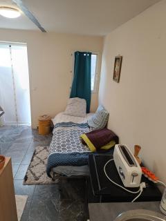 Petit studio bien équipé - 9