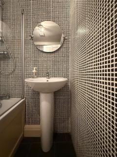 The Duff 1 Bed Flat Walk to Marina Shops and Train - 7