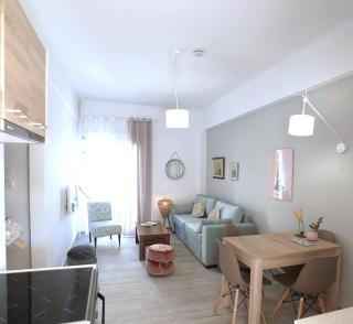 Central Apartment with Spacious Balcony - 3