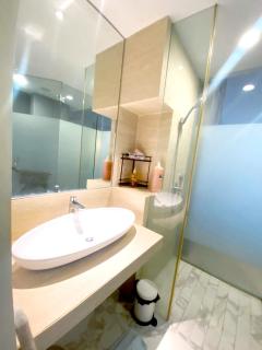 Art Deco Lux Apartment with Mountain View - 3