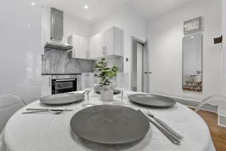 Stylish 2 Bed Kensington Escape Balcony & Netflix, Near Harrods and Station - 9