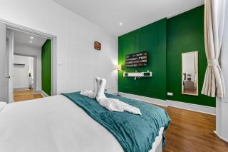 Stylish 2 Bed Kensington Escape Balcony & Netflix, Near Harrods and Station - 5