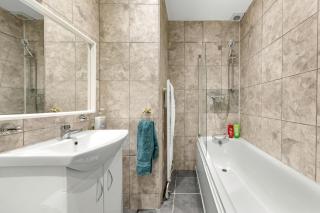 Stylish 2 Bed Kensington Escape Balcony & Netflix, Near Harrods and Station - 3