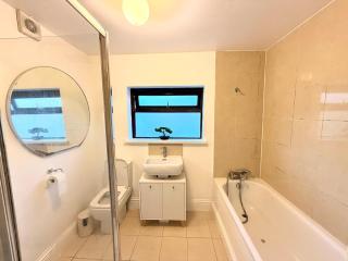 5 Bedroom Brentwood Station Cosy House with Garden & Parking! - 1