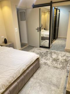 شقة فندقية بحديقة داخل كمبواند بيفرلي هيلز رقم هاتف صفر صفر اتنين صفر واحد واحد صفر اتنين اربعه ثلاثه صفر 222 - 3