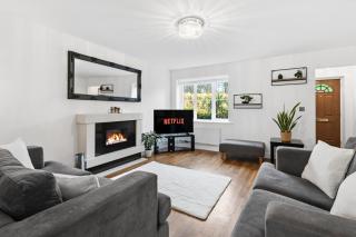 Cosy House in Newton-le-Willows & Private Parking - 0