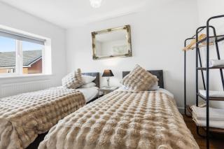 Stylish 3-Bed House in Newton-le-Willows - Private Parking & Garden - 6