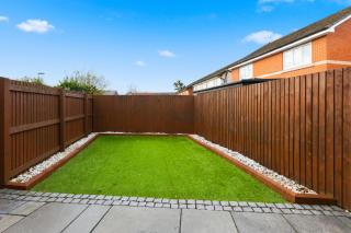 Stylish 3-Bed House in Newton-le-Willows - Private Parking & Garden - 2