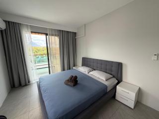 Top-Floor Modern 3BD Penthouse with Beautiful Mountain View Terrace - 5 min Walk to Beach - 8