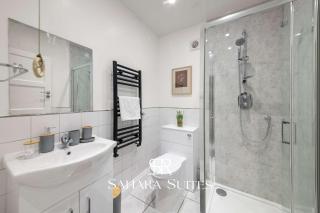 Spacious 5BR Home - Sleeps 9 - Twickenham Rugby - Parking - 7