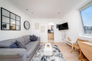 Cozy 1BR Flat - Penthouse Kensington Suite - 1