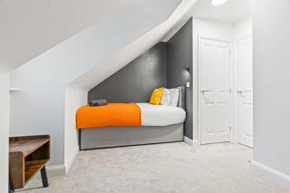 Modern City 5-Bed House Sleeps 9 Garden & Parking - 8