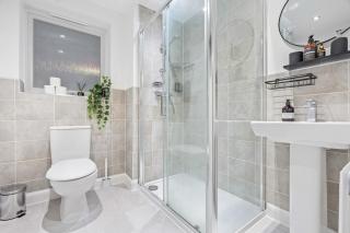 Modern City 5-Bed House Sleeps 9 Garden & Parking - 7