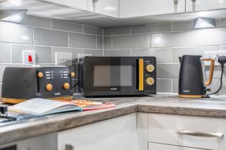 Modern City 5-Bed House Sleeps 9 Garden & Parking - 4