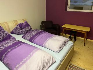 Smart Stay - Privates Zimmer & Bad im Untergeschoss - Kingsize Komfort fuer Zwei - 6