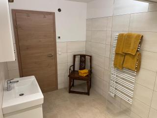 Smart Stay - Privates Zimmer & Bad im Untergeschoss - Kingsize Komfort fuer Zwei - 5