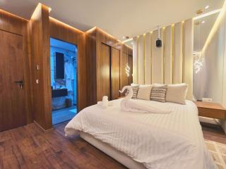 Central New 1BR Next to the Train Station - 5