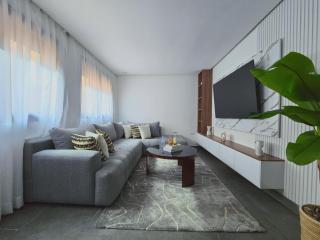 Central New 1BR Next to the Train Station - 4