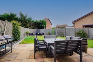 Spacious 4 Bed House - Sleeps 8 - 9