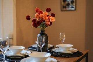 Entire Home- Parking - Fibre Broadband - Air Fryer - Big TV - 4 bedrooms - 8 guests - 9