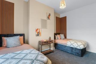 Entire Home- Parking - Fibre Broadband - Air Fryer - Big TV - 4 bedrooms - 8 guests - 5