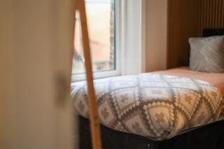 Entire Home- Parking - Fibre Broadband - Air Fryer - Big TV - 4 bedrooms - 8 guests - 2