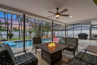 Minutes to Siesta Key Featuring Pool Mini Golf Hammock Game Room and Bikes - 8