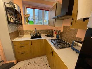 Arty hideaway with courtyard near beach - 4